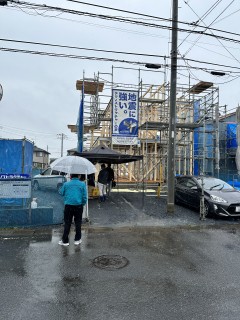 雨の日の田山建設モデルハウス上棟式