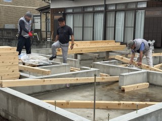 上棟に向けて、土台敷きが始まりました！